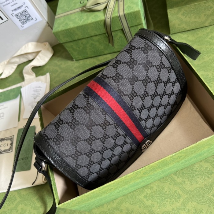  Handbag  Gucci  680121  size  25 x18x 9  cm