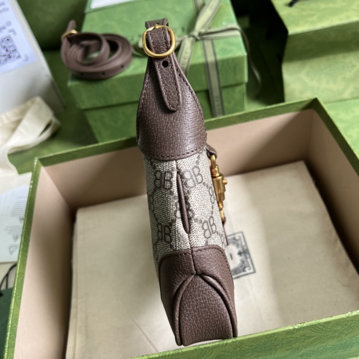  Handbag   Gucci 680132   size  19*13*3  cm