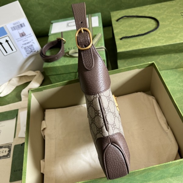  Handbag    Gucci  680118  size   28*19*4.5  cm