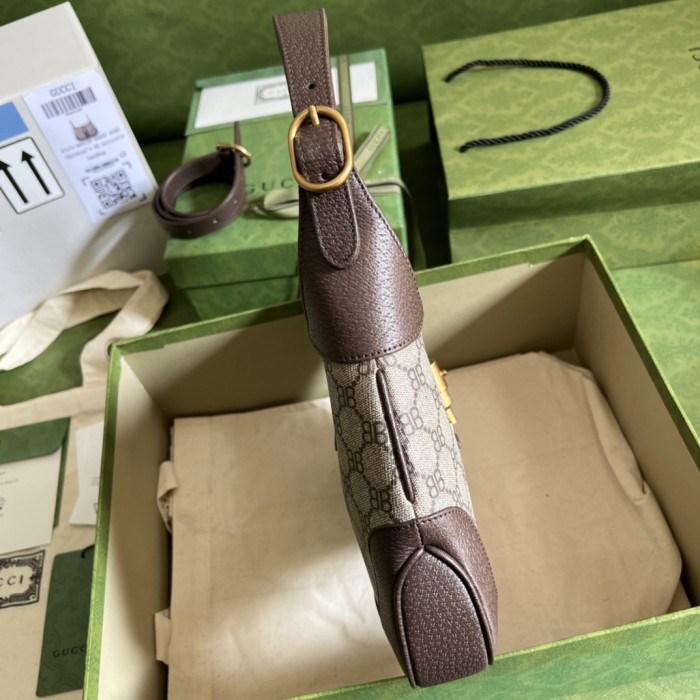  Handbag    Gucci  680118  size   28*19*4.5  cm