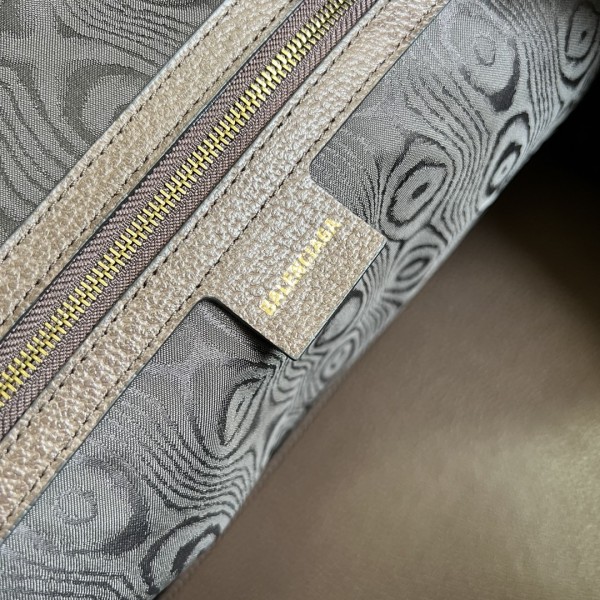  Handbag   Gucci   680124  size  44*27*24  cm