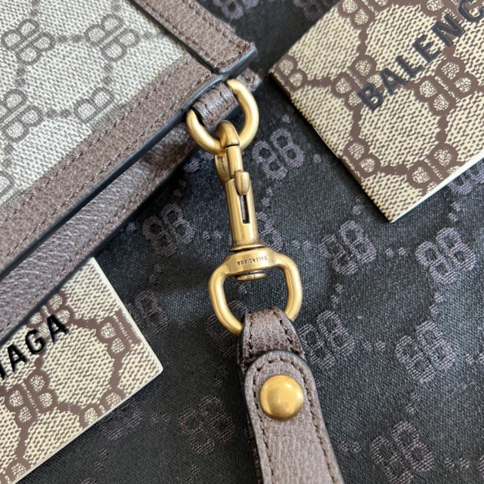 Handbag   Gucci  680382  size  30.0 x20.3 x3.3  cm