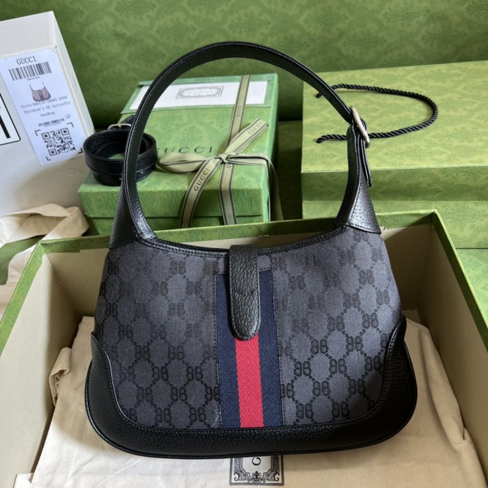  Handbag   Gucci  680118  size  28x19x4.5  cm