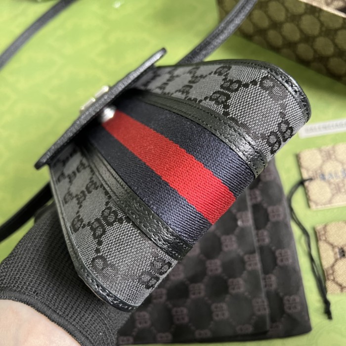 Handbag   Gucci  680130  size  11.7*17.8*3.6  cm