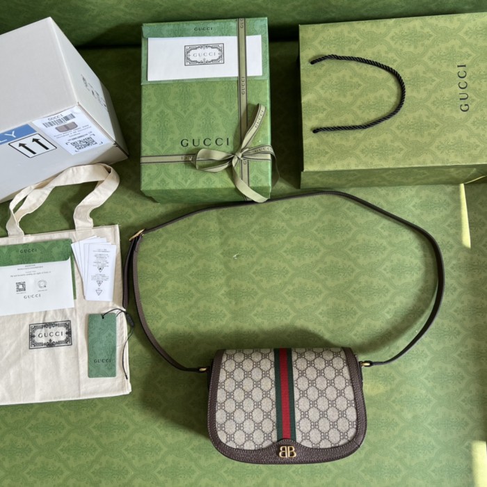  Handbag  Gucci  680121   size    25 x18x 9  cm  