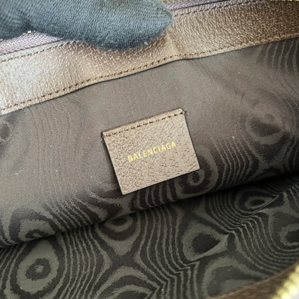 Handbag   Gucci  680382  size  30.0 x20.3 x3.3  cm