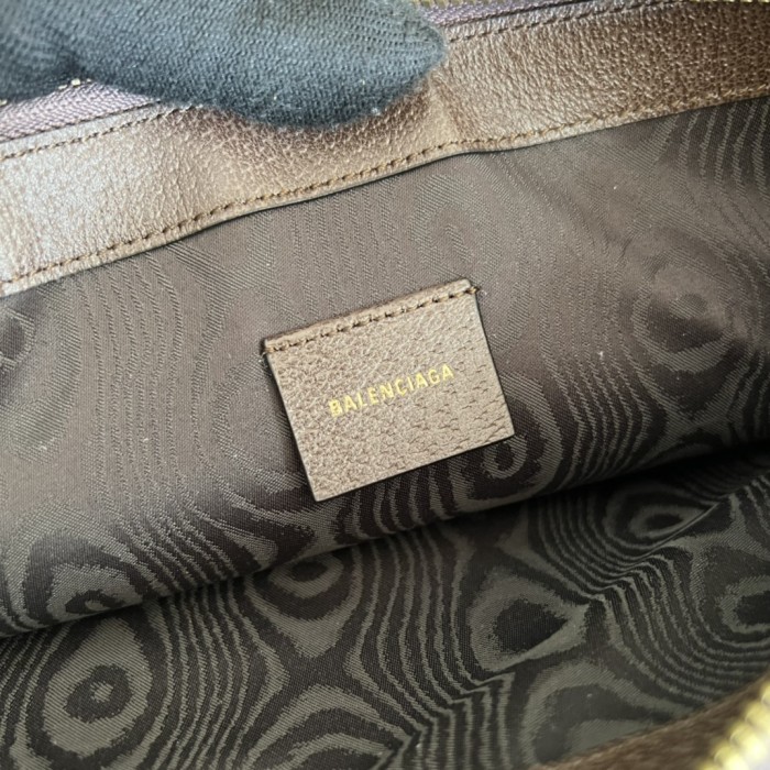 Handbag   Gucci  680382  size  30.0 x20.3 x3.3  cm