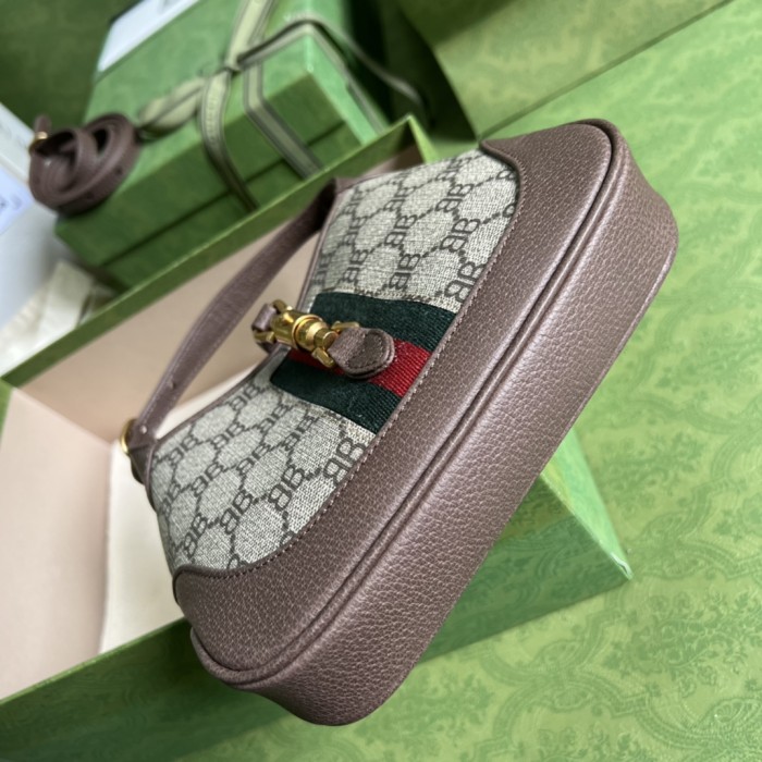  Handbag   Gucci 680132   size  19*13*3  cm