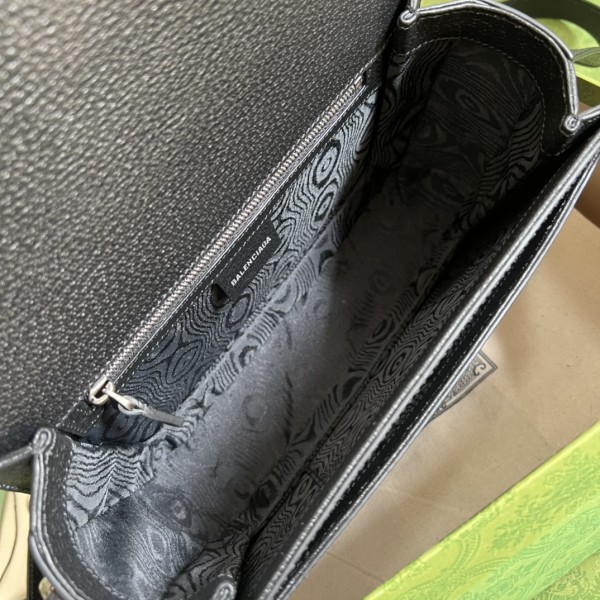  Handbag  Gucci  680121  size  25 x18x 9  cm