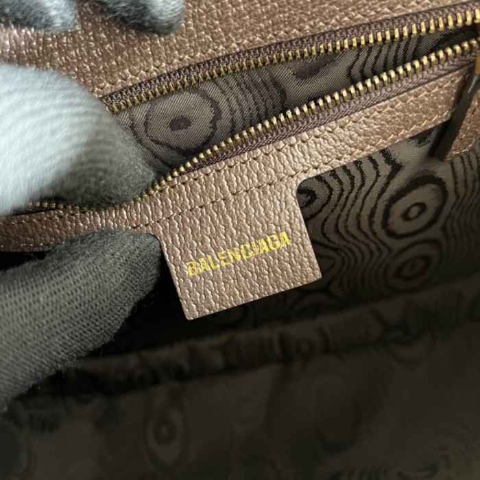  Handbag  Gucci  680121   size    25 x18x 9  cm  