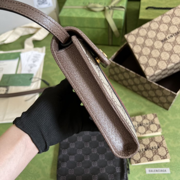  Handbag  Gucci   680130  size  11.7 x 17.8 x 3.6  cm