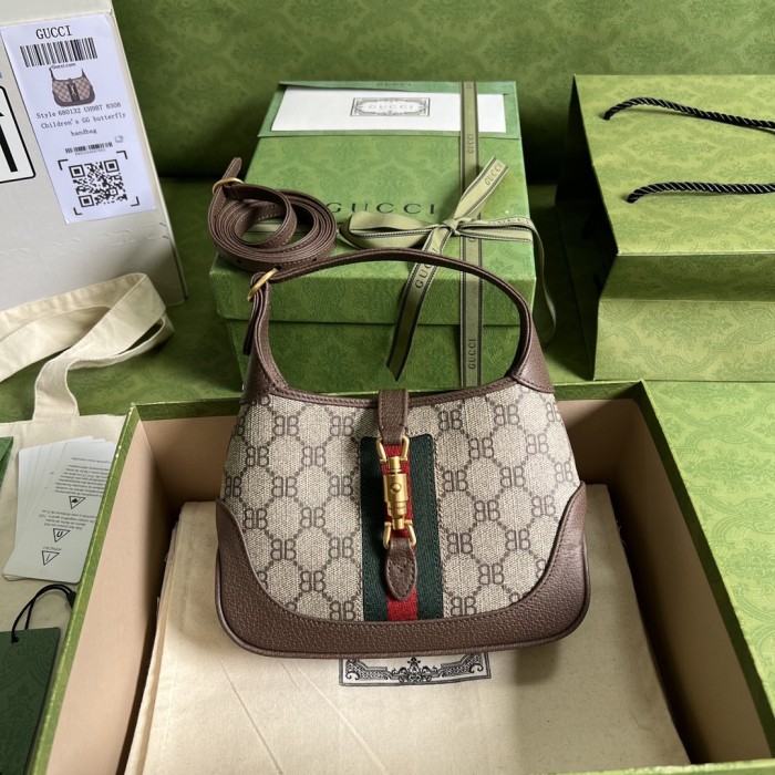  Handbag   Gucci 680132   size  19*13*3  cm