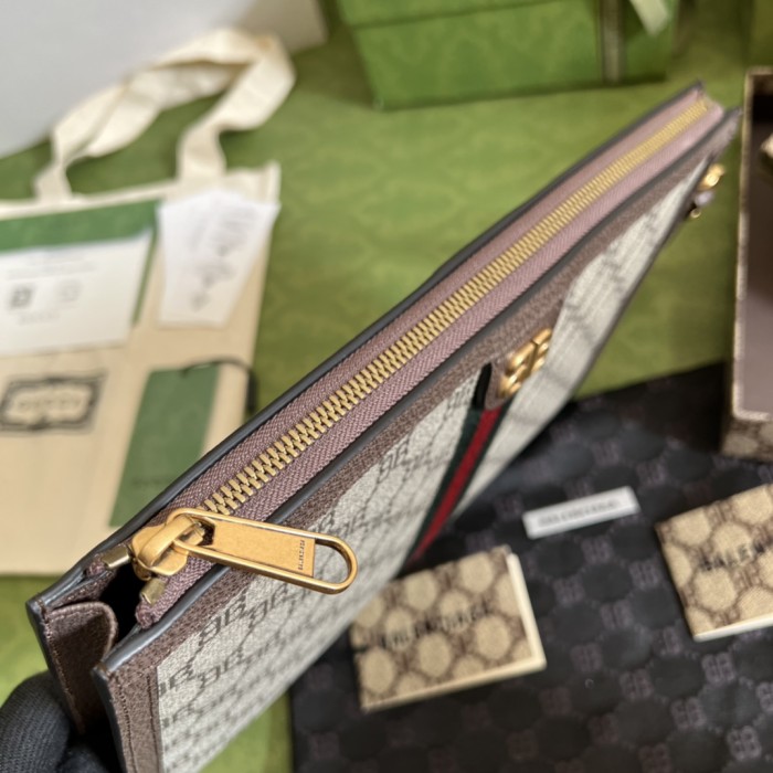 Handbag   Gucci  680382  size  30.0 x20.3 x3.3  cm