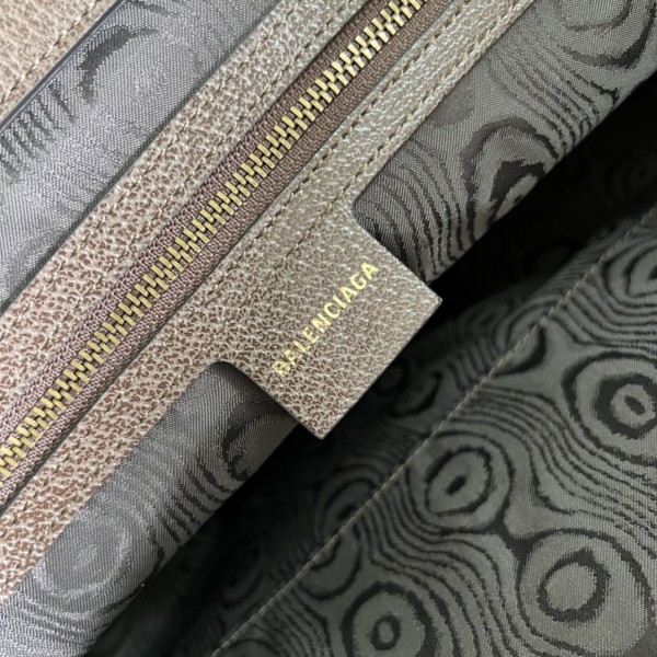 Handbag   Gucci  680127  size  41.5x39.5x19.5  cm