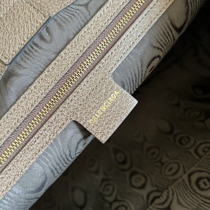  Handbag   Gucci  680125  size  38x28x14  cm