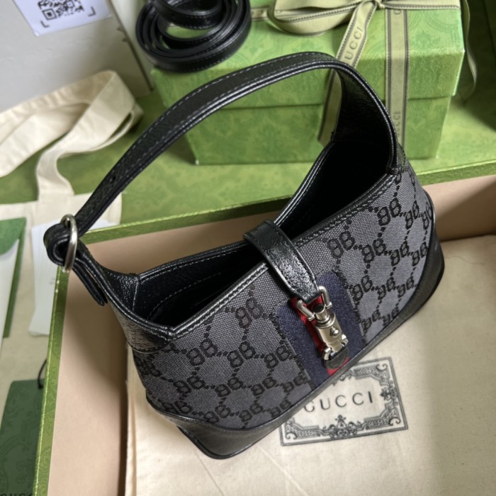 Handbag   Gucci  680132  size  19x13x3  cm