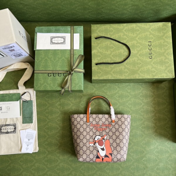  Handbag    Gucci  410812  size  21*20*10  cm 