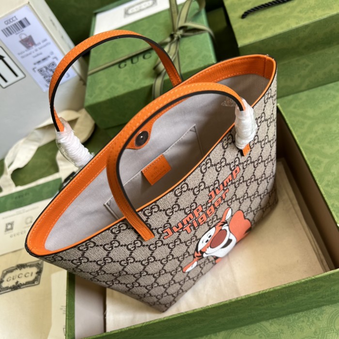  Handbag    Gucci  410812  size  21*20*10  cm 