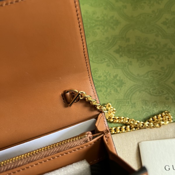  Handbag   Gucci   652681  size  19*10*3.5  cm