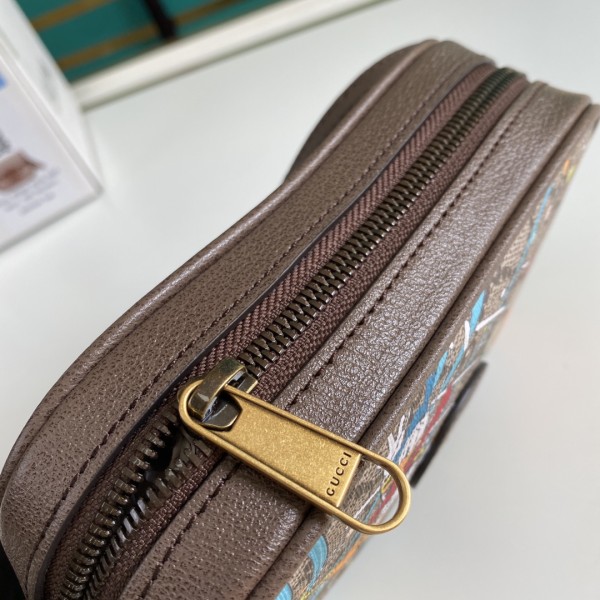  Handbag    Gucci   648124