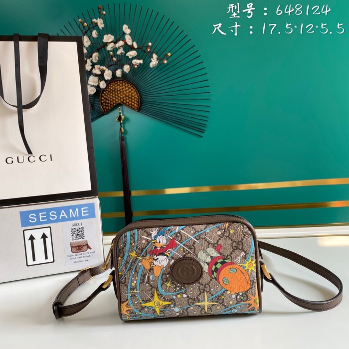  Handbag    Gucci   648124