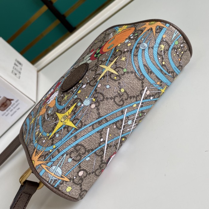  Handbag    Gucci   648124