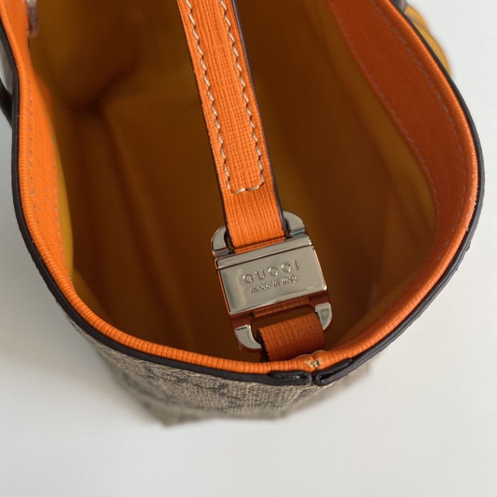  Handbag   Gucci   585933  size  21*20*10  cm