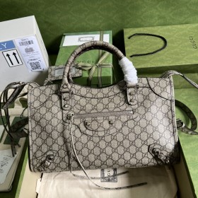  Handbag   Gucci  size 681695  size  39*14*24 cm