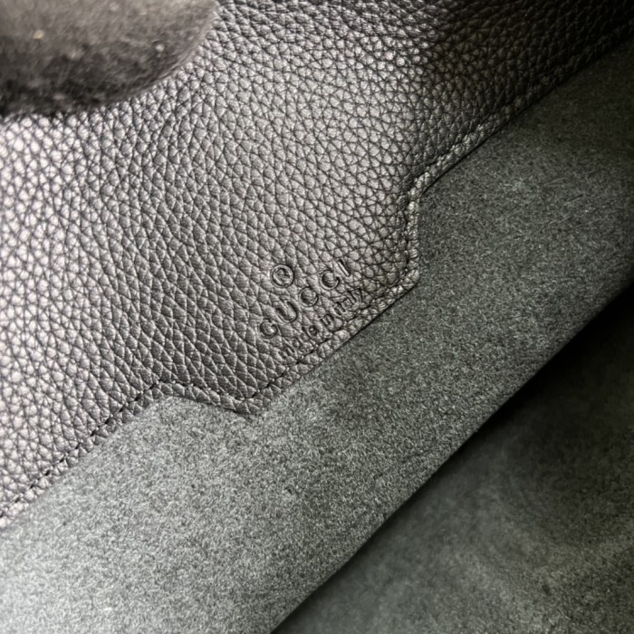  Handbag   Gucci  681200 size 30.5*22 cm