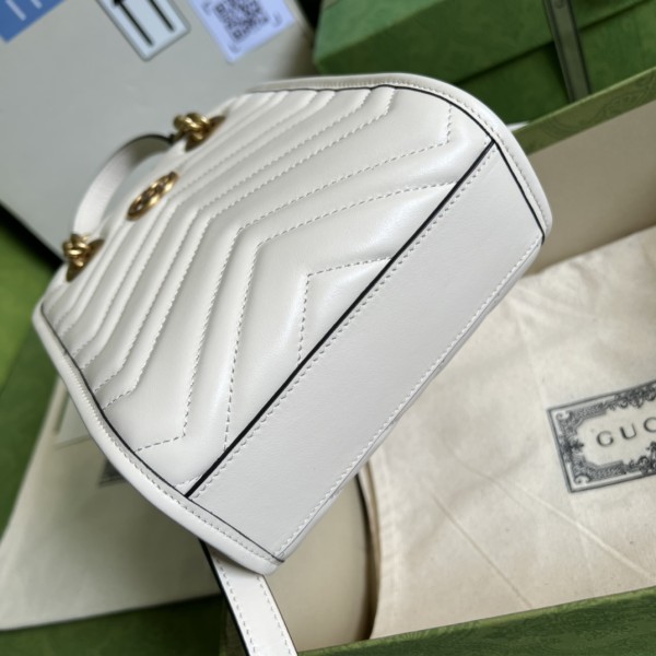 Handbag   Gucci  696123  size 16x19x7 cm