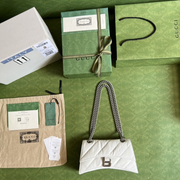  Handbag   Gucci  716351  size  25x15x8 cm