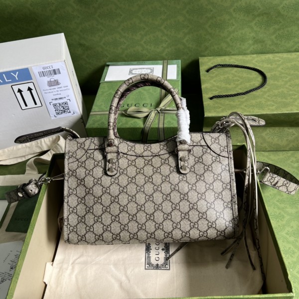  Handbag   Gucci  681690 size 30*12*20  cm