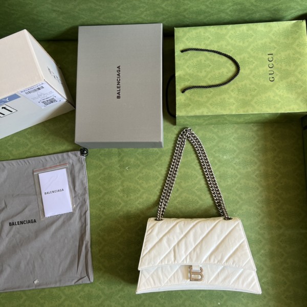  Handbag   Gucci  716393  size  31x19.8x6.9 cm