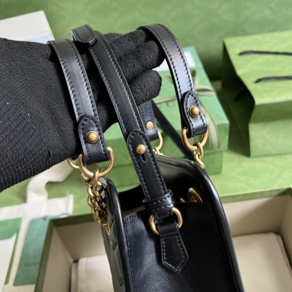  Handbag   Gucci  696123  size 16x19x7 cm