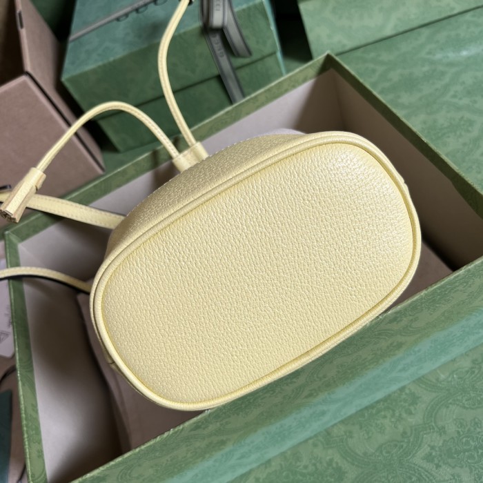  Handbag   Gucci  550620  size 15.5*19*9  cm