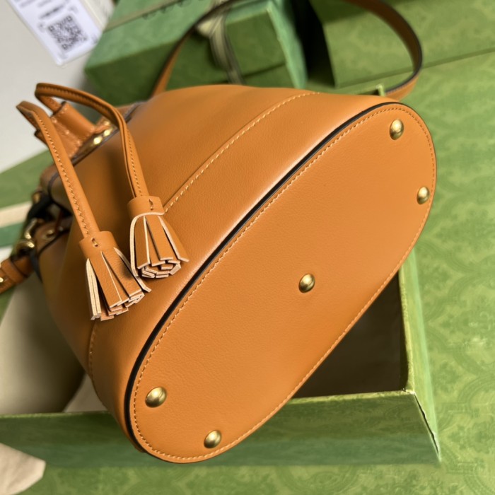  Handbag   Gucci  724667 size  19*30.5*6  cm