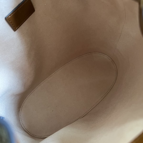  Handbag   Gucci  724652  size 23.5x 38x 10.5  cm