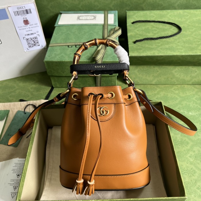  Handbag   Gucci  724667 size  19*30.5*6  cm