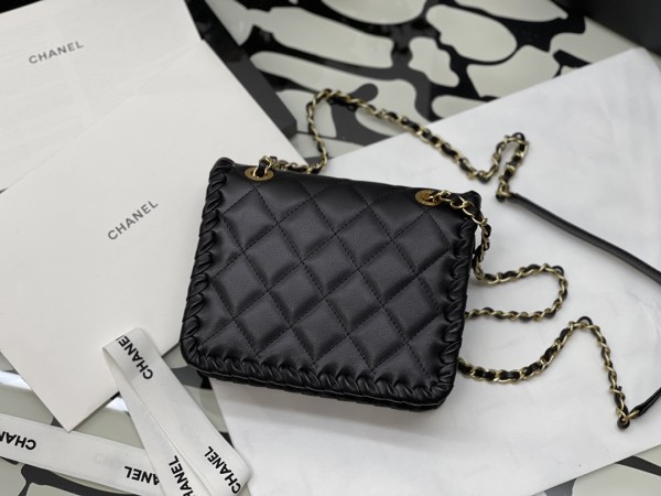  Handbag  Chanel size 15*19*6* cm