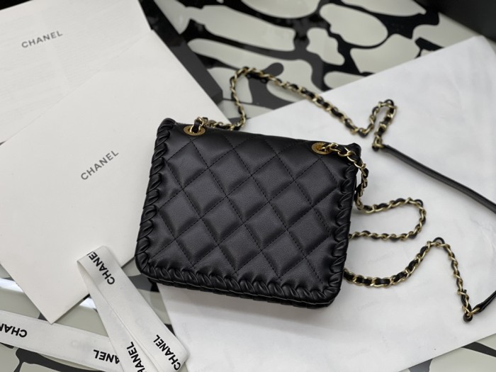  Handbag  Chanel size 15*19*6* cm