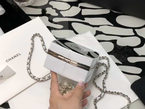  Handbag  Chanel 2021  size 12.7*12.7*7.6  cm