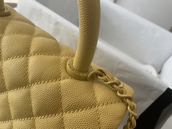  Handbag Chanel  size 13cmx19cmx9 cm