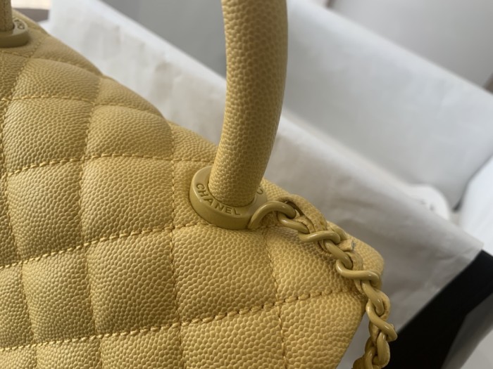  Handbag Chanel  size 13cmx19cmx9 cm