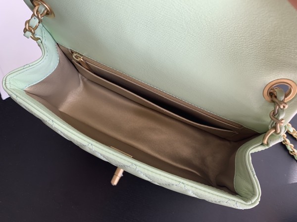  Handbag  Chanel size 17 cm 