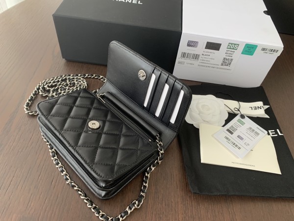  Handbag  Chanel size 15cmx10cm x3.5 cm 