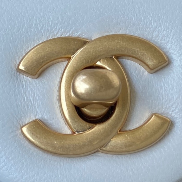  Handbag  Chanel  size 17 cm