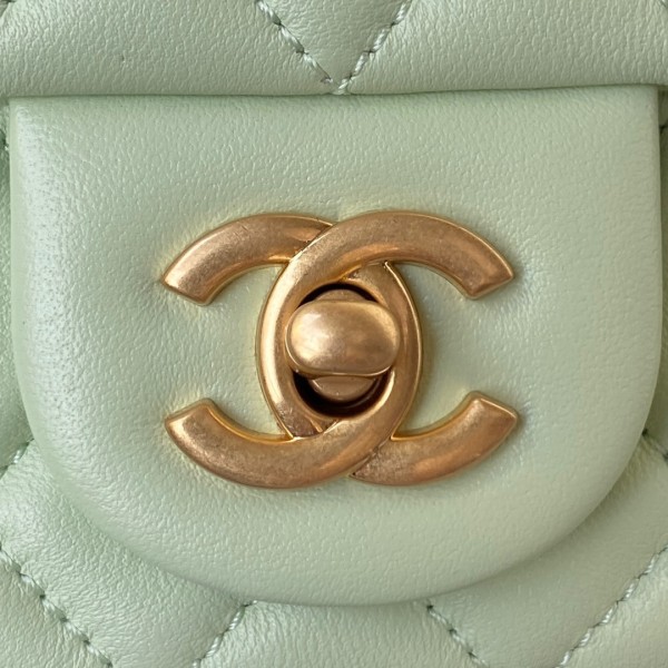  Handbag Chanel size 17 cm