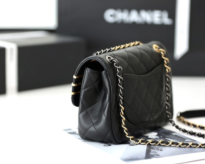  Handbag  Chanel size 19x11x8 cm