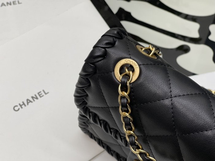 Handbag  Chanel size 15*19*6* cm