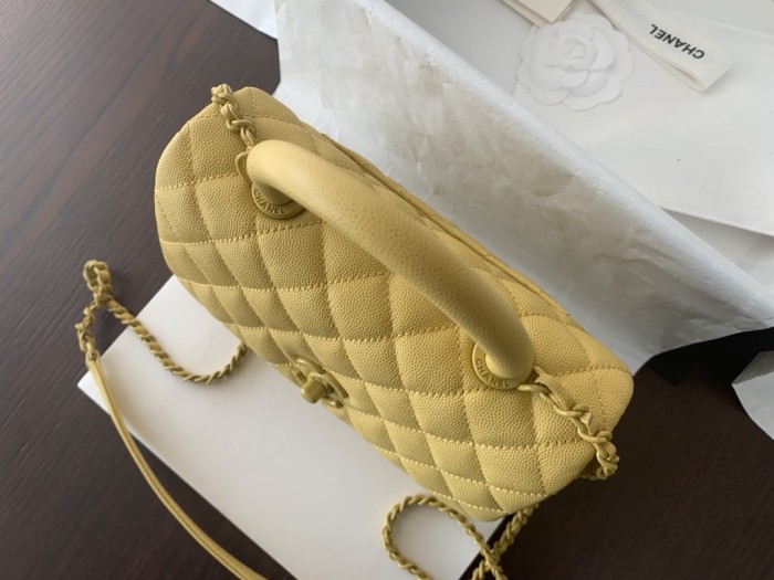  Handbag Chanel  size 13cmx19cmx9 cm